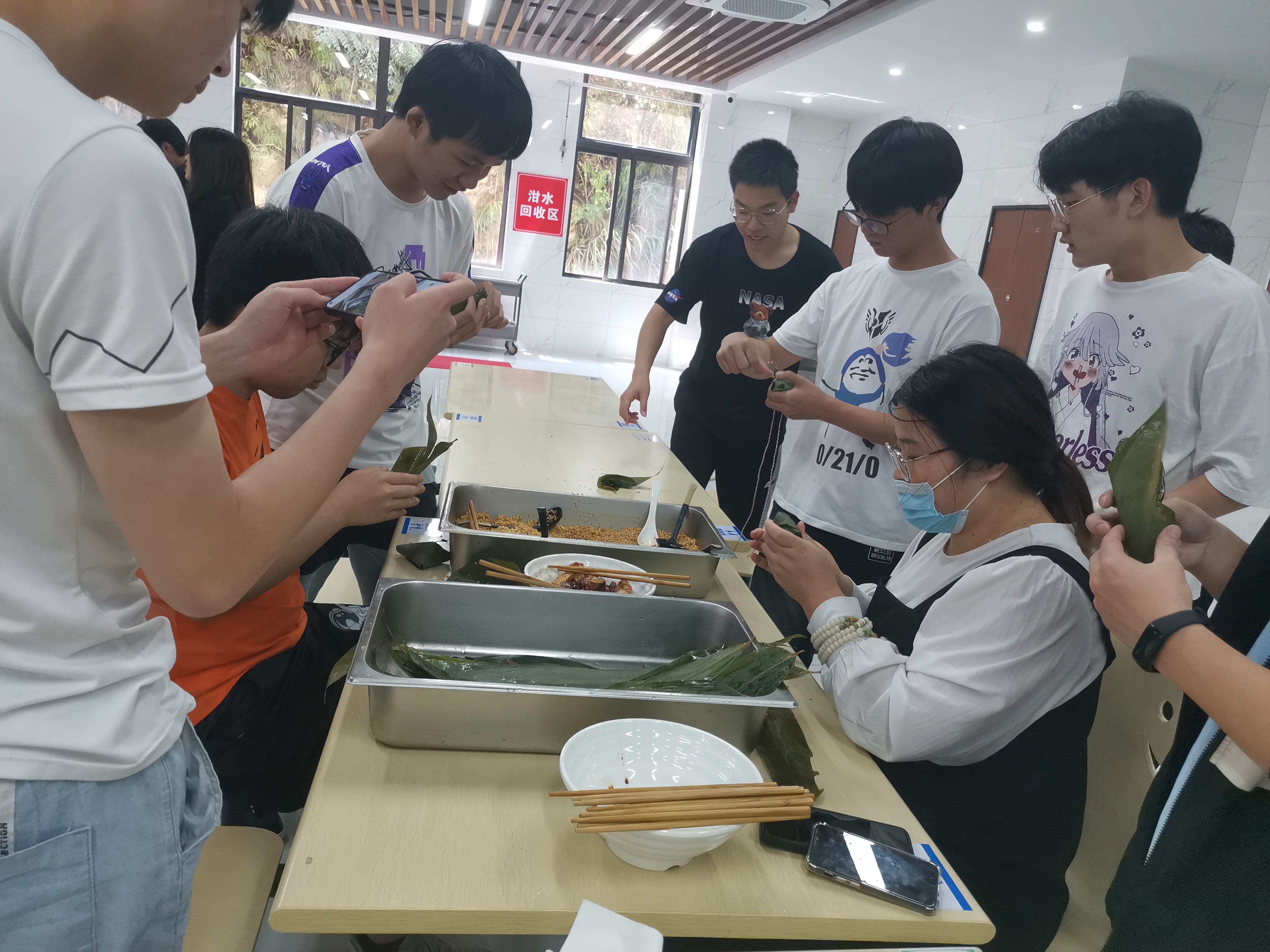 庆六一，迎端午  ——我校举行端午节包粽子活动